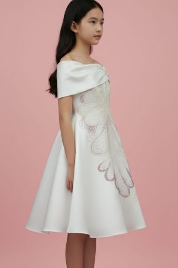 صورة فستان سهرة بيج وتطريز ملكي فاخر